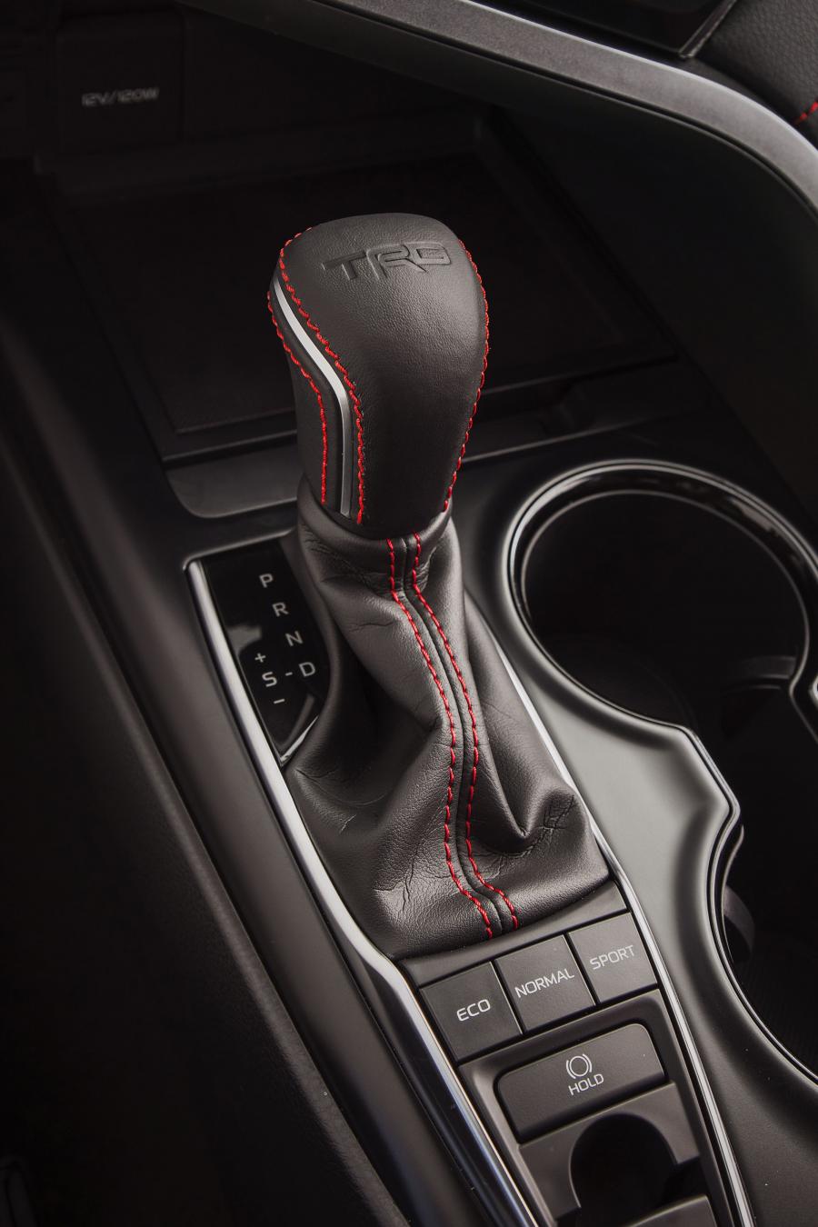 Детали интерьера Toyota Camry TRD 2019 года  (NA) (фото 3 из 23)